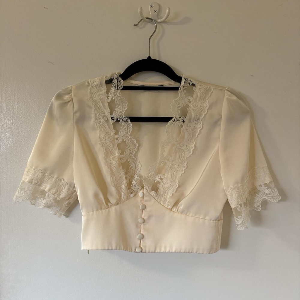 Vintage style cropped lace blouse